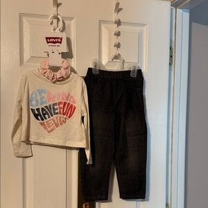 Levi's Cream Graphic Top with matching scrunchie & black jeans; size: 2T